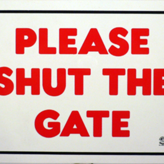 Plaque 'Please Shut The Gate'